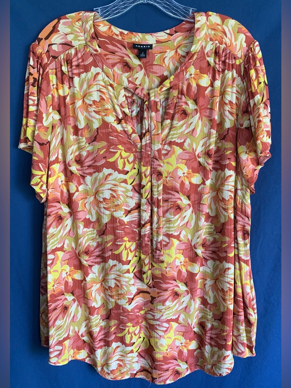 Torrid Size 2 / 18-20 Coral, Yellow & Cream Floral Tie-Neck Blouse